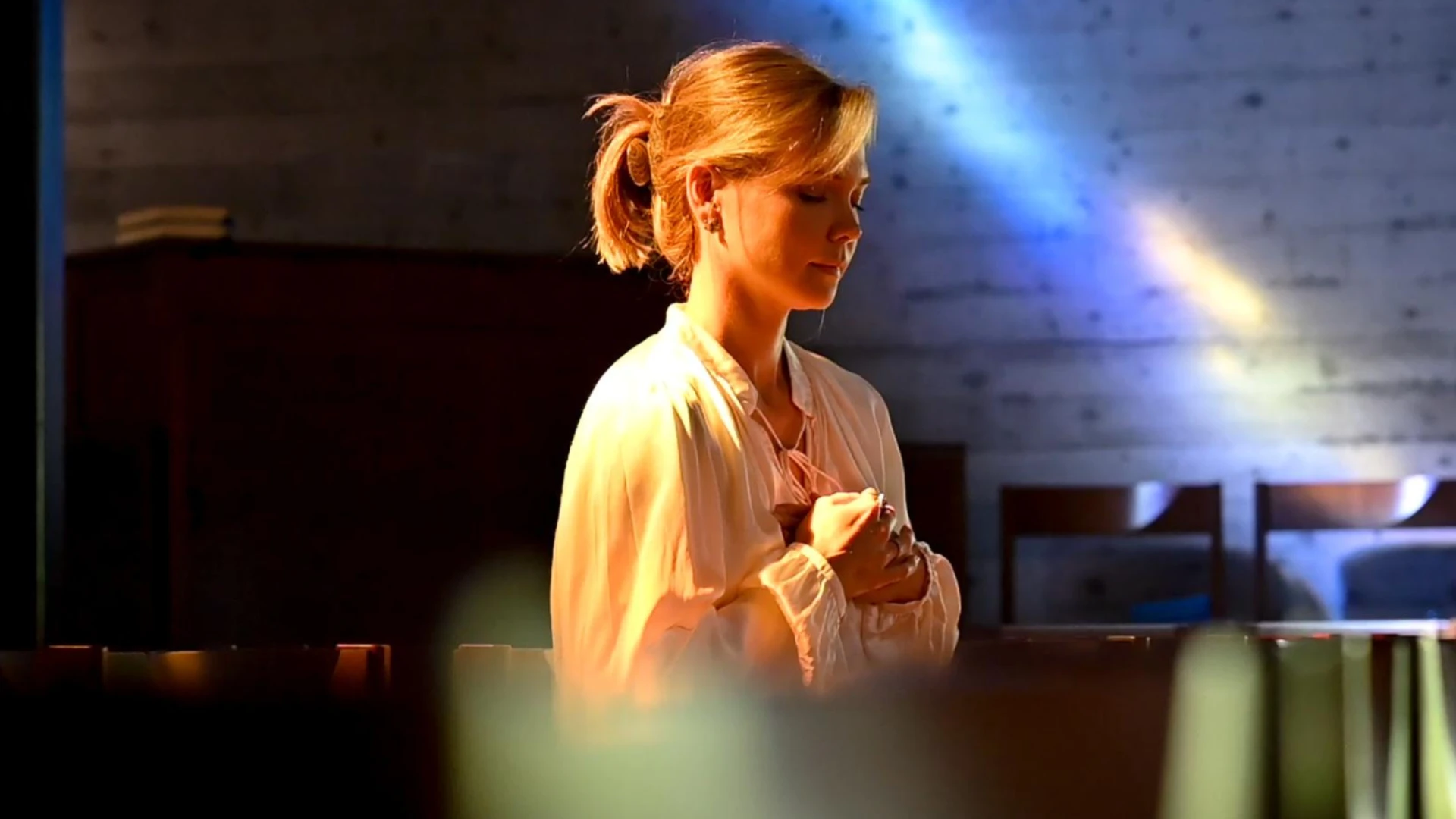 Jana Haas in stiller Andacht im warmen Licht
